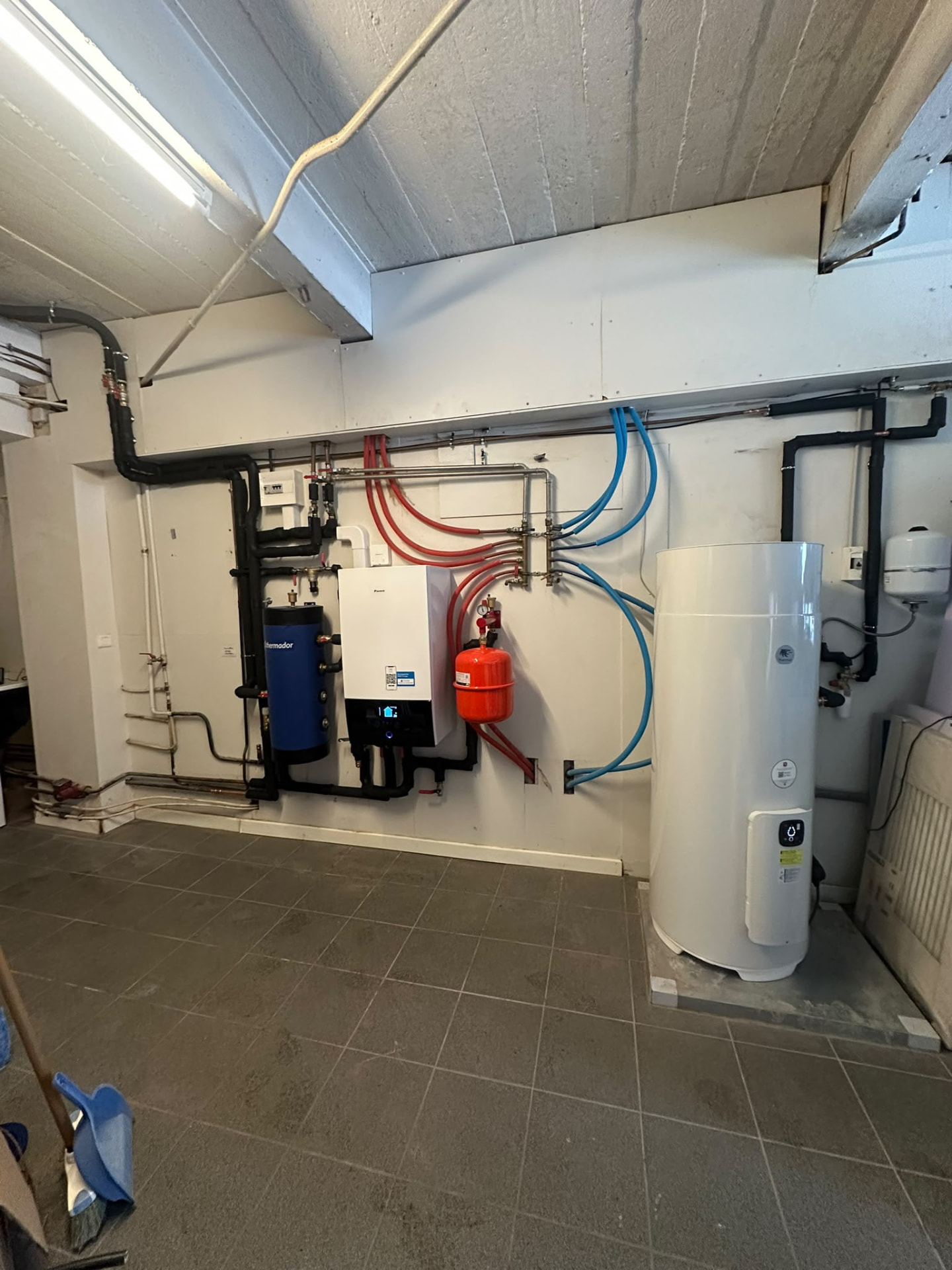 Installation PAC air-eau + eau chaude Daikin · Thermador — Local technique
